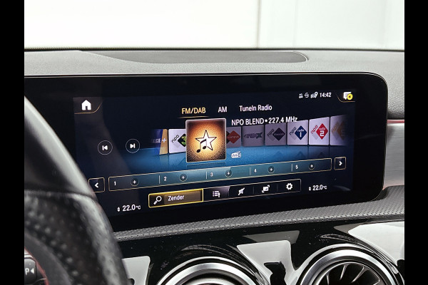 Mercedes-Benz A-Klasse 200 Business AMG (SFEERVERLICHTING, CARPLAY, CAMERA, STOELVERWARMING, 1e EIGENAAR, GOED ONDERHOUDEN)
