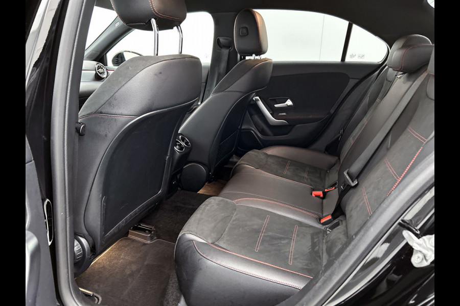 Mercedes-Benz A-Klasse 200 Business AMG (SFEERVERLICHTING, CARPLAY, CAMERA, STOELVERWARMING, 1e EIGENAAR, GOED ONDERHOUDEN)