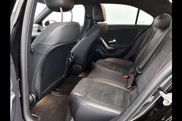Mercedes-Benz A-Klasse 200 Business AMG (SFEERVERLICHTING, CARPLAY, CAMERA, STOELVERWARMING, 1e EIGENAAR, GOED ONDERHOUDEN)