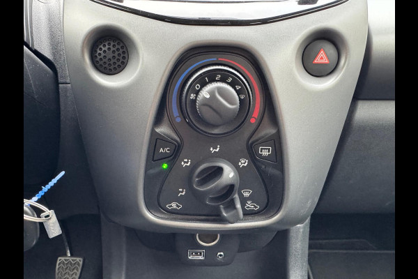 Toyota Aygo 1.0 VVT-i Automaat 5D X-Play | Eerste eigenaar, Apple CarPlay/Android Auto, Parkeercamera, Bluetooth, Stuurbediening Toyota Aygo 1.0 VVT-i Automaat 5D X-Play | Eerste eigenaar, Apple CarPlay/Android Auto, Parkeercamera, Bluetooth, Stuurbediening