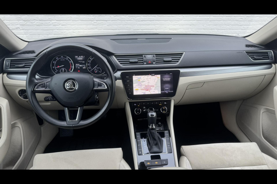 Škoda Superb Combi 1.8 TSI Style Business Automaat Adaptive cruise Climate control Leer/Alcantara Stoelverwarming Apple / Android Škoda Superb Combi 1.8 TSI Style Business Automaat Adaptive cruise Climate control Leer/Alcantara Stoelverwarming Apple / Android