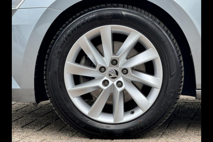 Škoda Superb Combi 1.8 TSI Style Business Automaat Adaptive cruise Climate control Leer/Alcantara Stoelverwarming Apple / Android Škoda Superb Combi 1.8 TSI Style Business Automaat Adaptive cruise Climate control Leer/Alcantara Stoelverwarming Apple / Android