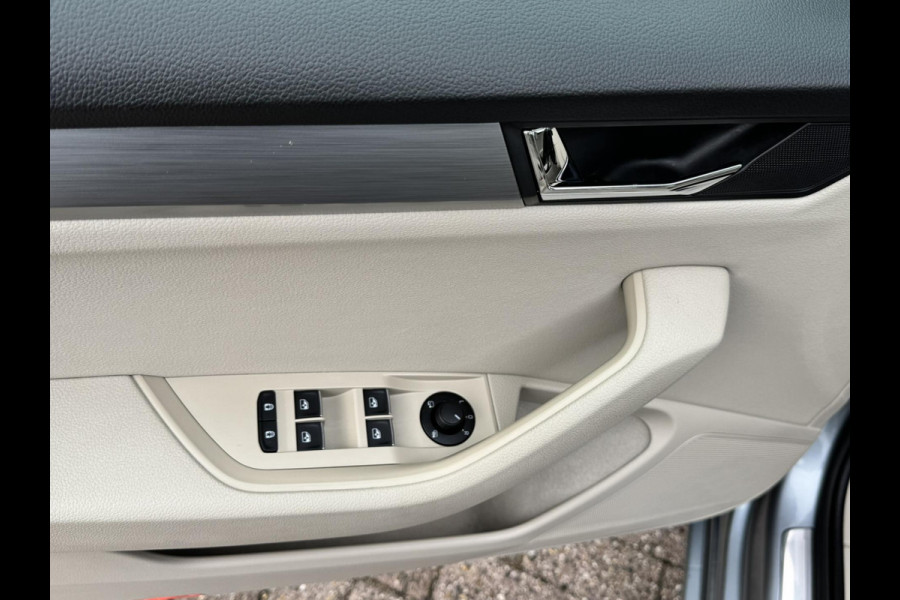 Škoda Superb Combi 1.8 TSI Style Business Automaat Adaptive cruise Climate control Leer/Alcantara Stoelverwarming Apple / Android Škoda Superb Combi 1.8 TSI Style Business Automaat Adaptive cruise Climate control Leer/Alcantara Stoelverwarming Apple / Android