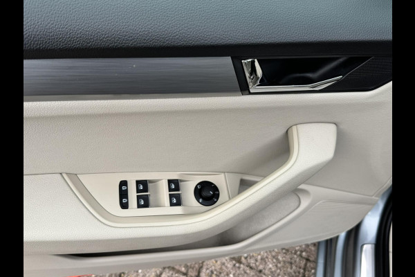 Škoda Superb Combi 1.8 TSI Style Business Automaat Adaptive cruise Climate control Leer/Alcantara Stoelverwarming Apple / Android Škoda Superb Combi 1.8 TSI Style Business Automaat Adaptive cruise Climate control Leer/Alcantara Stoelverwarming Apple / Android