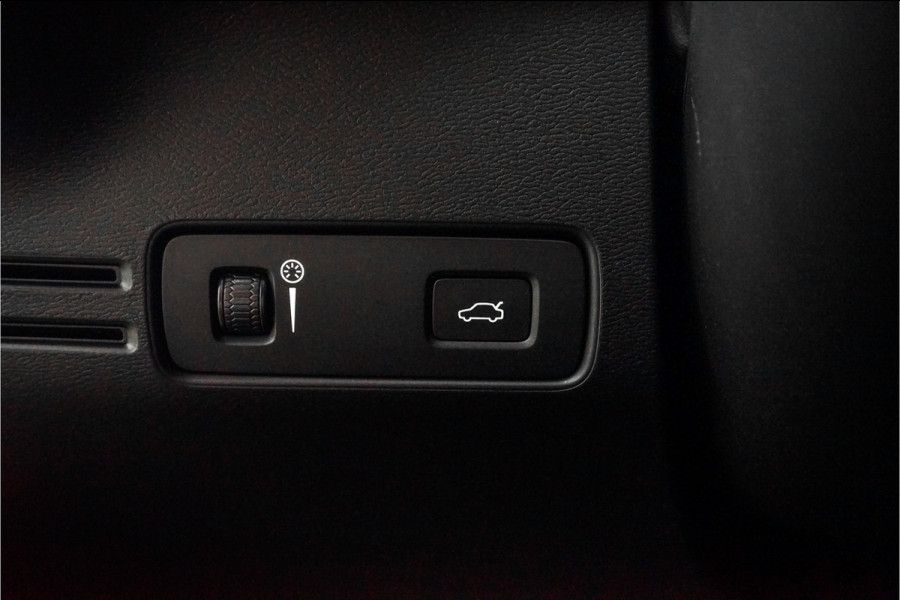 Volvo XC40 2.0 T5 AWD R-Design Pano Camera ACC 20"