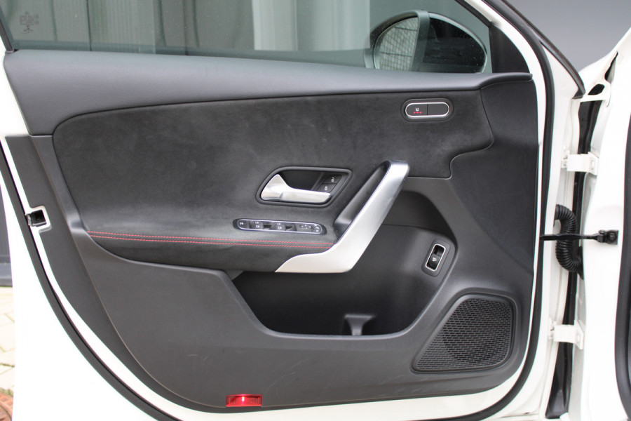 Mercedes-Benz A-Klasse 180 Business Solution AMG | NAP | PANO/SCHUIFDAK | AMG-LINE | ALARM KLASSE 3 | CAMERA |