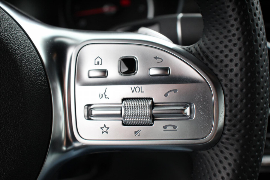 Mercedes-Benz GLC 300e 4MATIC Business Solution AMG | Navigatie | Camera | Climate control  | Lichtmetalen Velgen | DAB | Electrisch bedienbare achterklep | Rij assistent pakket | Extra Getint Glas Mercedes-Benz GLC 300e 4MATIC Business Solution AMG | Navigatie | Camera | Climate control  | Lichtmetalen Velgen | DAB | Electrisch bedienbare achterklep | Rij assistent pakket | Extra Getint Glas