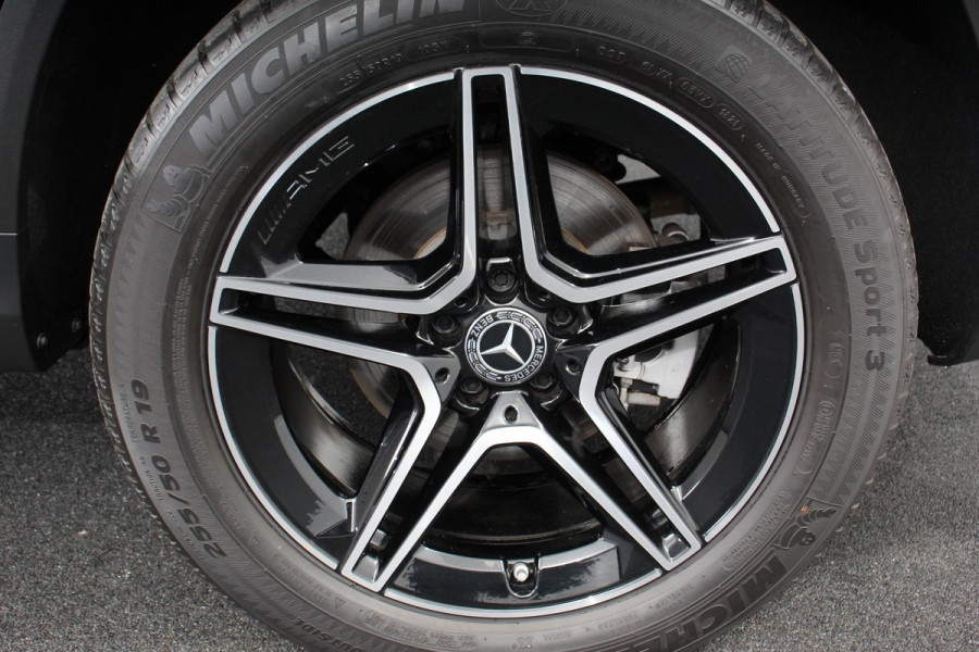 Mercedes-Benz GLC 300e 4MATIC Business Solution AMG | Navigatie | Camera | Climate control  | Lichtmetalen Velgen | DAB | Electrisch bedienbare achterklep | Rij assistent pakket | Extra Getint Glas Mercedes-Benz GLC 300e 4MATIC Business Solution AMG | Navigatie | Camera | Climate control  | Lichtmetalen Velgen | DAB | Electrisch bedienbare achterklep | Rij assistent pakket | Extra Getint Glas