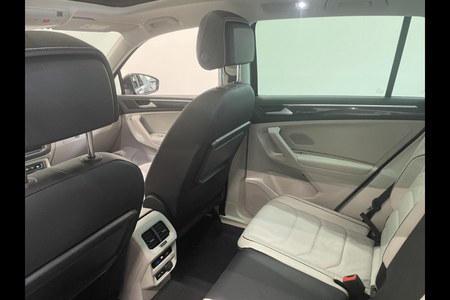 Volkswagen Tiguan 1.5 TSI 150pk DSG R-Line Platinum Panoramadak Navigatie Apple Carplay/Android Auto Camera Parkeersensoren Adaptive Cruise Control Leder Memory stoelen Stoelverwarming Elektrische achterklep Climate Control Virtual Cockpit