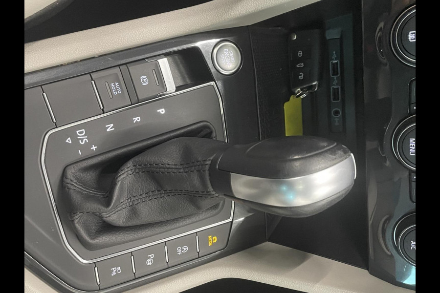 Volkswagen Tiguan 1.5 TSI 150pk DSG R-Line Platinum Panoramadak Navigatie Apple Carplay/Android Auto Camera Parkeersensoren Adaptive Cruise Control Leder Memory stoelen Stoelverwarming Elektrische achterklep Climate Control Virtual Cockpit