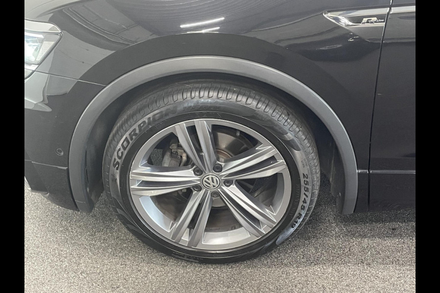 Volkswagen Tiguan 1.5 TSI 150pk DSG R-Line Platinum Panoramadak Navigatie Apple Carplay/Android Auto Camera Parkeersensoren Adaptive Cruise Control Leder Memory stoelen Stoelverwarming Elektrische achterklep Climate Control Virtual Cockpit
