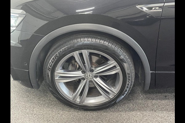 Volkswagen Tiguan 1.5 TSI 150pk DSG R-Line Platinum Panoramadak Navigatie Apple Carplay/Android Auto Camera Parkeersensoren Adaptive Cruise Control Leder Memory stoelen Stoelverwarming Elektrische achterklep Climate Control Virtual Cockpit