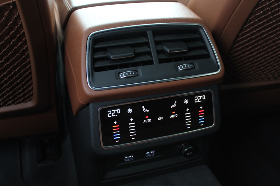 Audi A6 Allroad quattro 55 TFSI Pro Line Plus / Trekhaak / Panoramadak / Camera / Leder / Keyless / 20'' / CarPlay / B&O / Stuurverwarming / Dodehoek / DAB / ACC / Stoelverwarming / Zonnescherm zijruiten