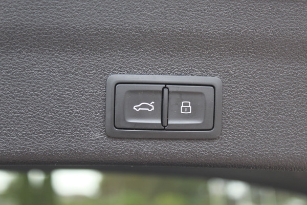 Audi A6 Allroad quattro 55 TFSI Pro Line Plus / Trekhaak / Panoramadak / Camera / Leder / Keyless / 20'' / CarPlay / B&O / Stuurverwarming / Dodehoek / DAB / ACC / Stoelverwarming / Zonnescherm zijruiten