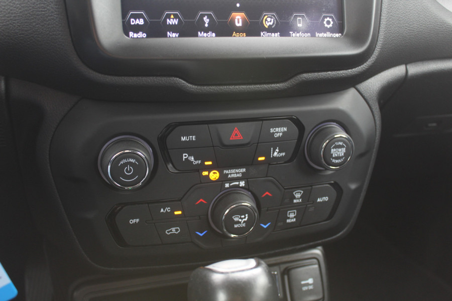Jeep Renegade 1.4 MultiAir Limited / Trekhaak / Navigatie / CarPlay / 17'' / Parkeerhulp V+A / DAB / ACC Jeep Renegade 1.4 MultiAir Limited / Trekhaak / Navigatie / CarPlay / 17'' / Parkeerhulp V+A / DAB / ACC