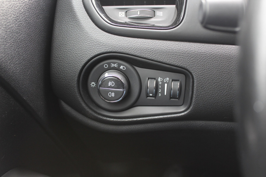 Jeep Renegade 1.4 MultiAir Limited / Trekhaak / Navigatie / CarPlay / 17'' / Parkeerhulp V+A / DAB / ACC Jeep Renegade 1.4 MultiAir Limited / Trekhaak / Navigatie / CarPlay / 17'' / Parkeerhulp V+A / DAB / ACC