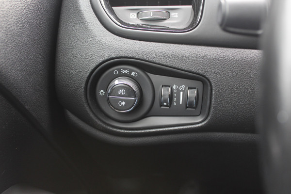 Jeep Renegade 1.4 MultiAir Limited / Trekhaak / Navigatie / CarPlay / 17'' / Parkeerhulp V+A / DAB / ACC Jeep Renegade 1.4 MultiAir Limited / Trekhaak / Navigatie / CarPlay / 17'' / Parkeerhulp V+A / DAB / ACC
