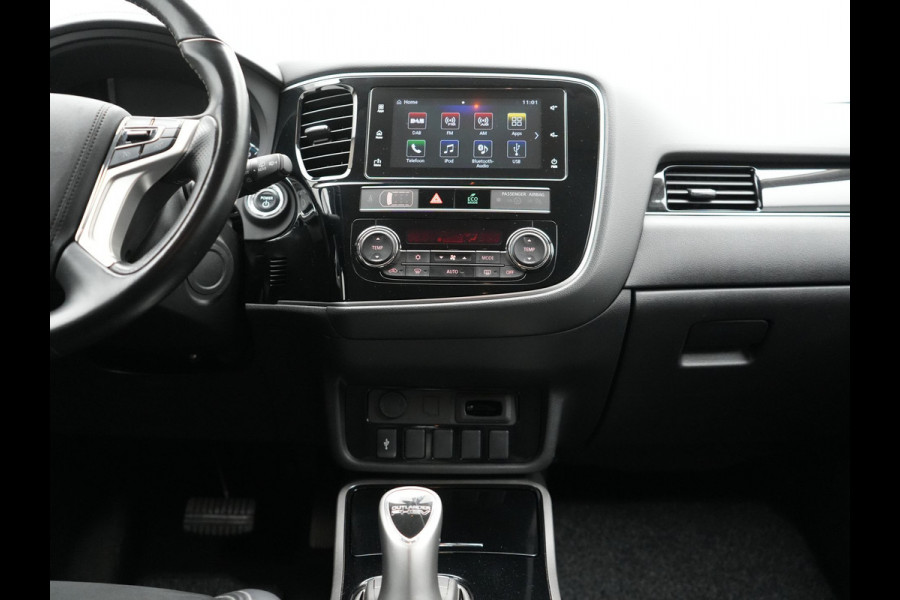 Mitsubishi Outlander 2.4 Intense Plug In Hybrid 225pk Dealer O.H PHEV | Trekhaak Afneembaar | Alcantara Sportstoelen Verwarmd | Camera | Apple Carplay | Keyless | DAB |
