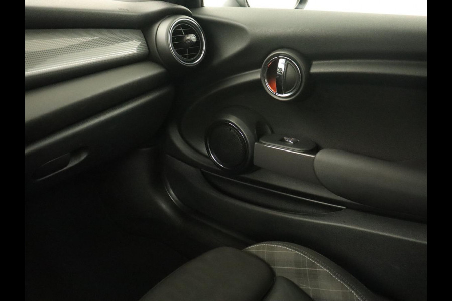 MINI Cooper 1.5 Chili | Automaat | Stoelverwarming | Full LED | Navigatie | Parkeerhulp | Sportstoelen | Climate control | Cruise control