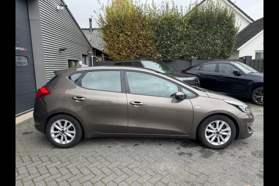Kia cee'd 1.6 GDI ComfortPlusLine Navigator | Camera | Lichtmetalen Velgen | Navigatie | Cruise Control | Kia cee'd 1.6 GDI ComfortPlusLine Navigator | Camera | Lichtmetalen Velgen | Navigatie | Cruise Control |