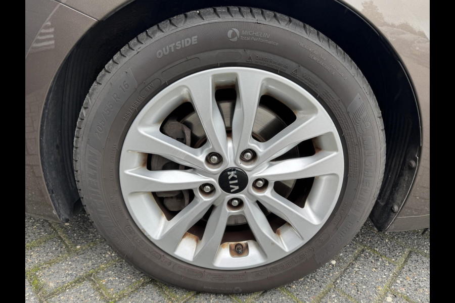 Kia cee'd 1.6 GDI ComfortPlusLine Navigator | Camera | Lichtmetalen Velgen | Navigatie | Cruise Control | Kia cee'd 1.6 GDI ComfortPlusLine Navigator | Camera | Lichtmetalen Velgen | Navigatie | Cruise Control |