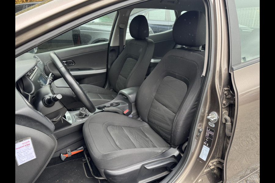 Kia cee'd 1.6 GDI ComfortPlusLine Navigator | Camera | Lichtmetalen Velgen | Navigatie | Cruise Control | Kia cee'd 1.6 GDI ComfortPlusLine Navigator | Camera | Lichtmetalen Velgen | Navigatie | Cruise Control |