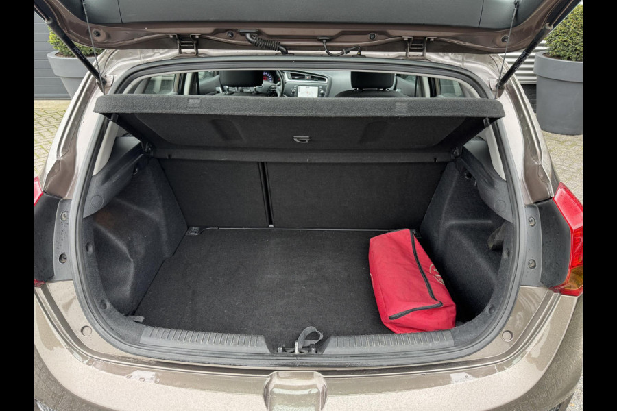 Kia cee'd 1.6 GDI ComfortPlusLine Navigator | Camera | Lichtmetalen Velgen | Navigatie | Cruise Control | Kia cee'd 1.6 GDI ComfortPlusLine Navigator | Camera | Lichtmetalen Velgen | Navigatie | Cruise Control |