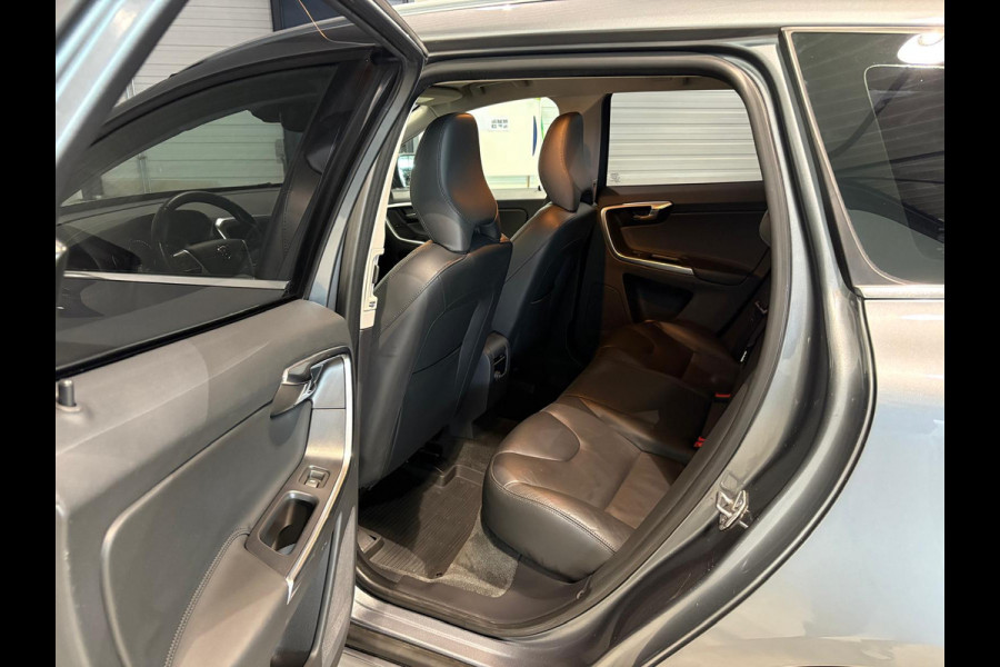 Volvo XC60 D4 Aut. Summum Leder Stoelverwarming Trekhaak Parkeercamera 190pk