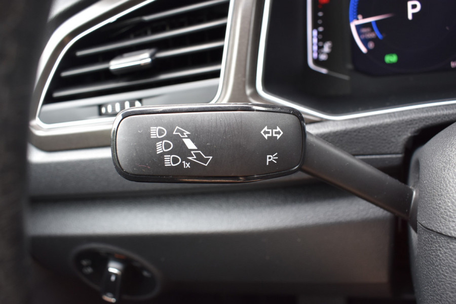 Volkswagen T-Roc 1.5 TSI Style Automaat Navigatie / Adap. Cruise / Trekhaak / PDC v+a / Camera / 17" LM