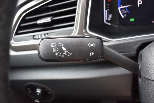 Volkswagen T-Roc 1.5 TSI Style Automaat Navigatie / Adap. Cruise / Trekhaak / PDC v+a / Camera / 17" LM