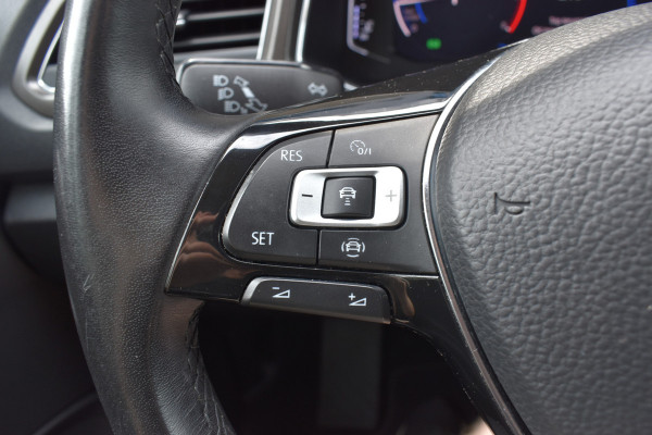 Volkswagen T-Roc 1.5 TSI Style Automaat Navigatie / Adap. Cruise / Trekhaak / PDC v+a / Camera / 17" LM