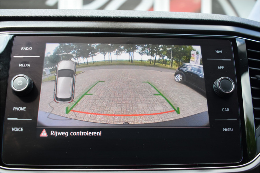 Volkswagen T-Roc 1.5 TSI Style Automaat Navigatie / Adap. Cruise / Trekhaak / PDC v+a / Camera / 17" LM