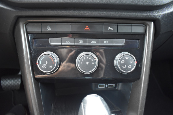 Volkswagen T-Roc 1.5 TSI Style Automaat Navigatie / Adap. Cruise / Trekhaak / PDC v+a / Camera / 17" LM