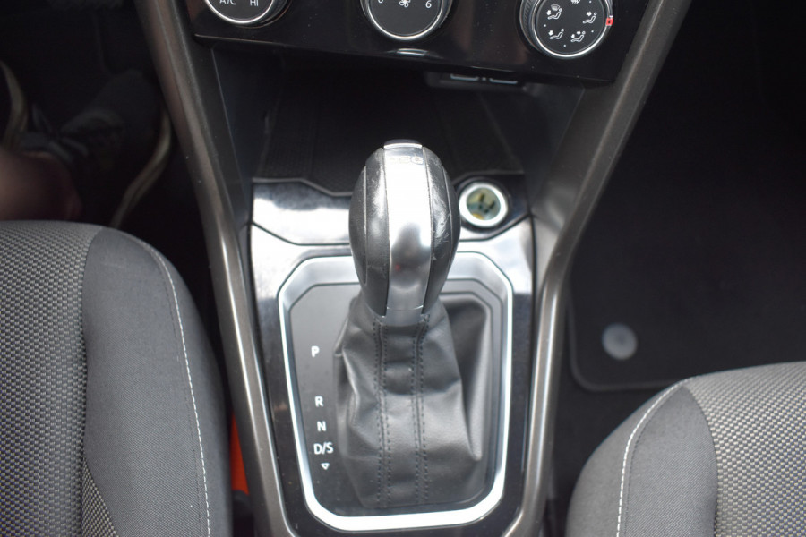 Volkswagen T-Roc 1.5 TSI Style Automaat Navigatie / Adap. Cruise / Trekhaak / PDC v+a / Camera / 17" LM