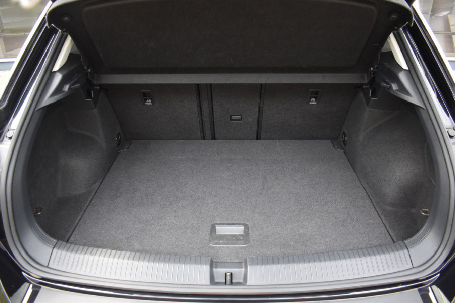 Volkswagen T-Roc 1.5 TSI Style Automaat Navigatie / Adap. Cruise / Trekhaak / PDC v+a / Camera / 17" LM