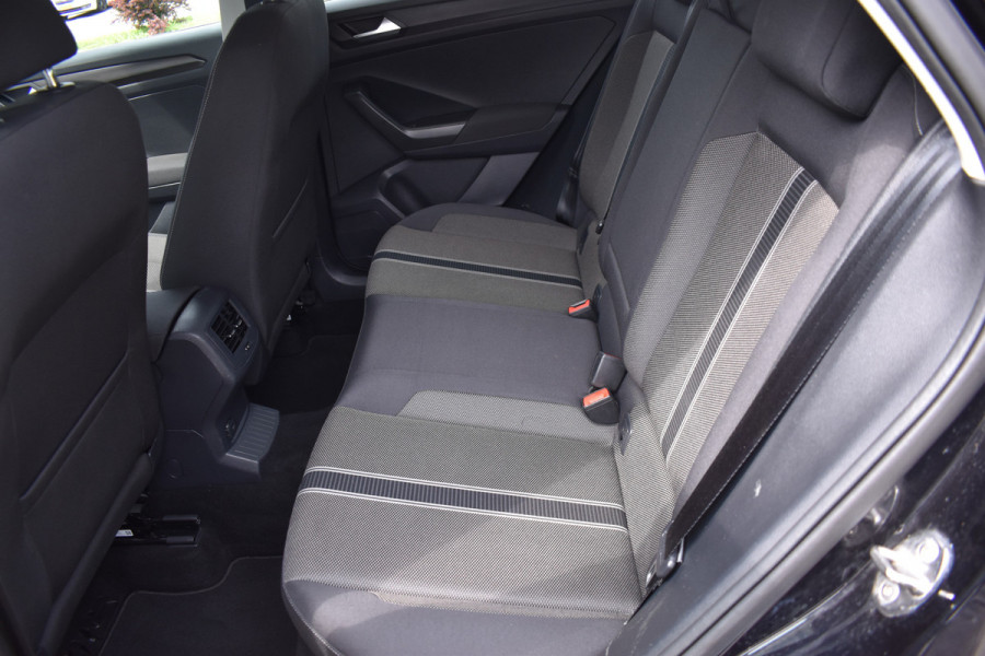 Volkswagen T-Roc 1.5 TSI Style Automaat Navigatie / Adap. Cruise / Trekhaak / PDC v+a / Camera / 17" LM