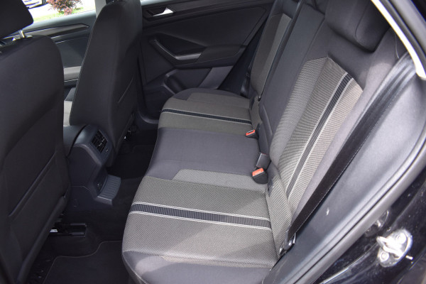 Volkswagen T-Roc 1.5 TSI Style Automaat Navigatie / Adap. Cruise / Trekhaak / PDC v+a / Camera / 17" LM