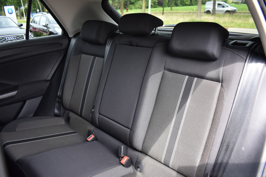 Volkswagen T-Roc 1.5 TSI Style Automaat Navigatie / Adap. Cruise / Trekhaak / PDC v+a / Camera / 17" LM