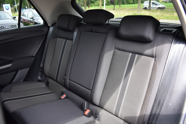 Volkswagen T-Roc 1.5 TSI Style Automaat Navigatie / Adap. Cruise / Trekhaak / PDC v+a / Camera / 17" LM