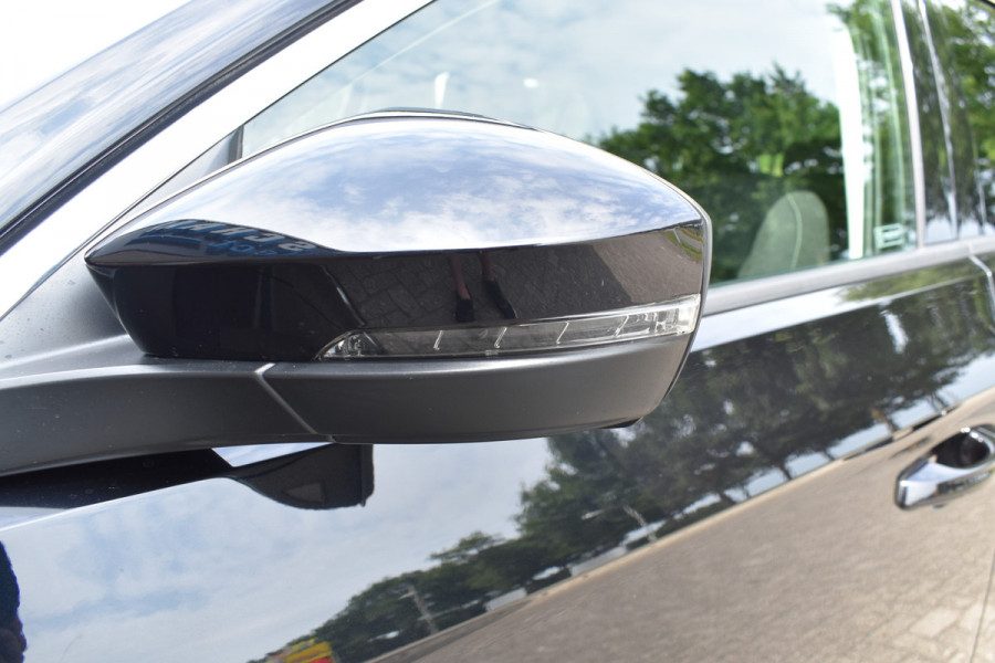 Volkswagen T-Roc 1.5 TSI Style Automaat Navigatie / Adap. Cruise / Trekhaak / PDC v+a / Camera / 17" LM