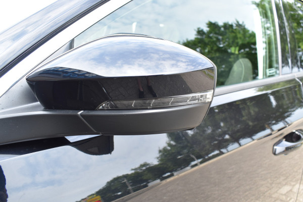 Volkswagen T-Roc 1.5 TSI Style Automaat Navigatie / Adap. Cruise / Trekhaak / PDC v+a / Camera / 17" LM