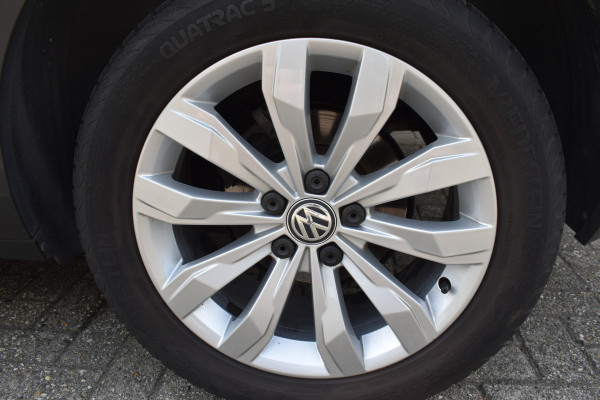 Volkswagen T-Roc 1.5 TSI Style Automaat Navigatie / Adap. Cruise / Trekhaak / PDC v+a / Camera / 17" LM