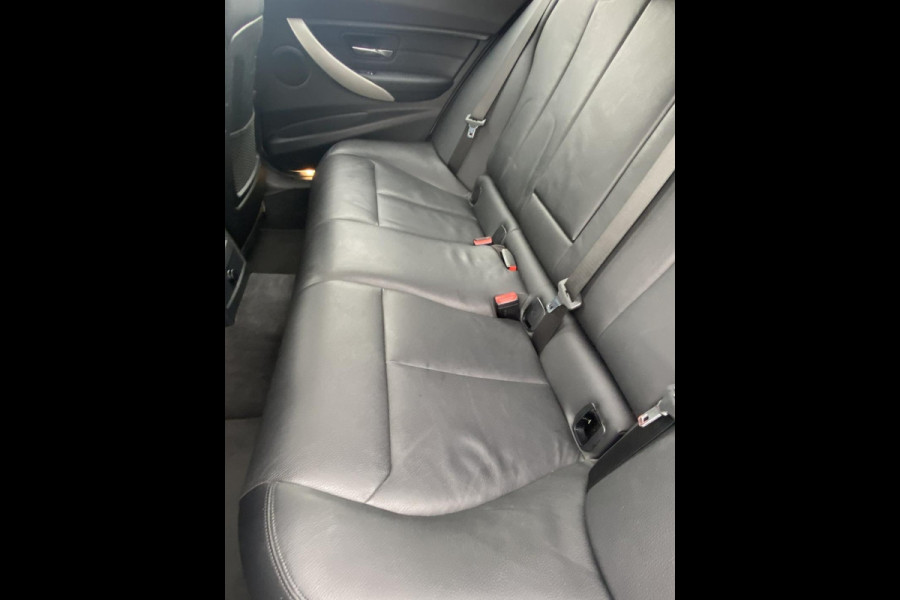 BMW 3 Serie Touring 320i High Executive/ Leer/ Clima/ Verw. stoelen/ Trekhaak