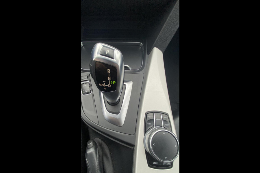 BMW 3 Serie Touring 320i High Executive/ Leer/ Clima/ Verw. stoelen/ Trekhaak