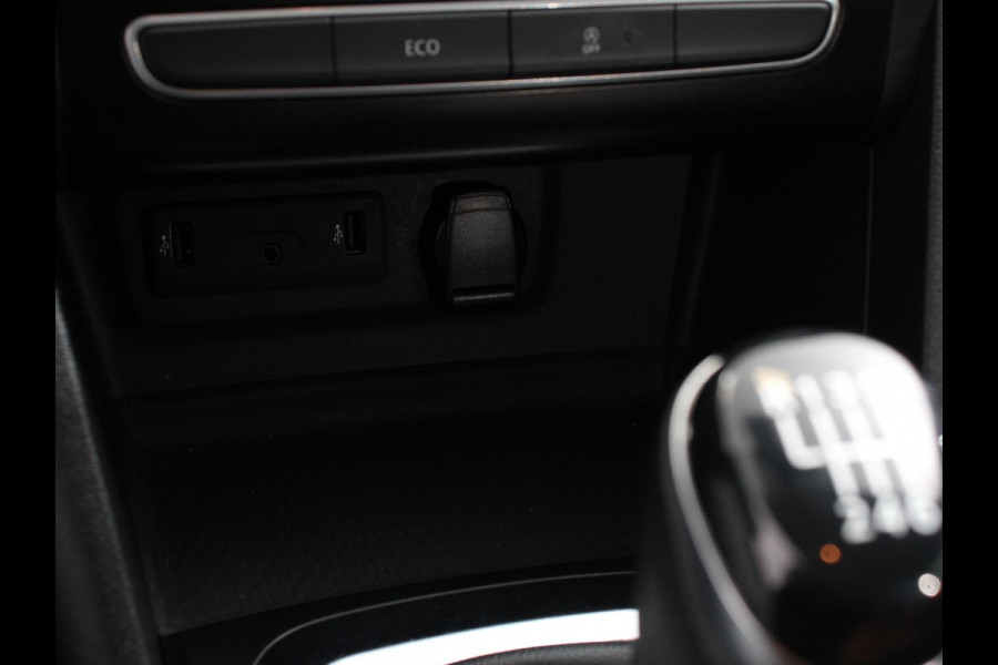 Renault MEGANE Estate 1.3 TCe Limited Cruise control Climate control Navigatie Parkeersensoren achter Lichtmetalen velgen LED Renault MEGANE Estate 1.3 TCe Limited Cruise control Climate control Navigatie Parkeersensoren achter Lichtmetalen velgen LED