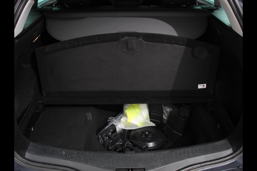 Renault MEGANE Estate 1.3 TCe Limited Cruise control Climate control Navigatie Parkeersensoren achter Lichtmetalen velgen LED Renault MEGANE Estate 1.3 TCe Limited Cruise control Climate control Navigatie Parkeersensoren achter Lichtmetalen velgen LED