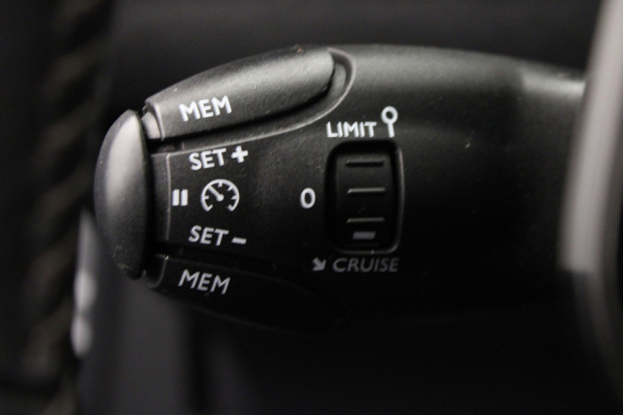 Peugeot 2008 1.2 PureTech Blue Lease Allure Peugeot 2008 1.2 PureTech Blue Lease Allure