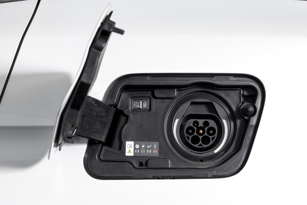 Peugeot 3008 1.6 HYbrid4 300 PK GT Orig. NL | Dig. Cockpit | Trekhaak | Cruise | PDC | Camera | NAV+App. Connect | ECC | LM 19" |