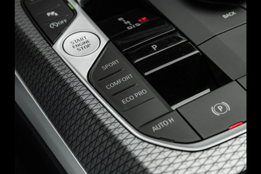 BMW 3-serie 320i M-Sport - Active Cruise Control - Stoelverwarming - Camera - Hifi