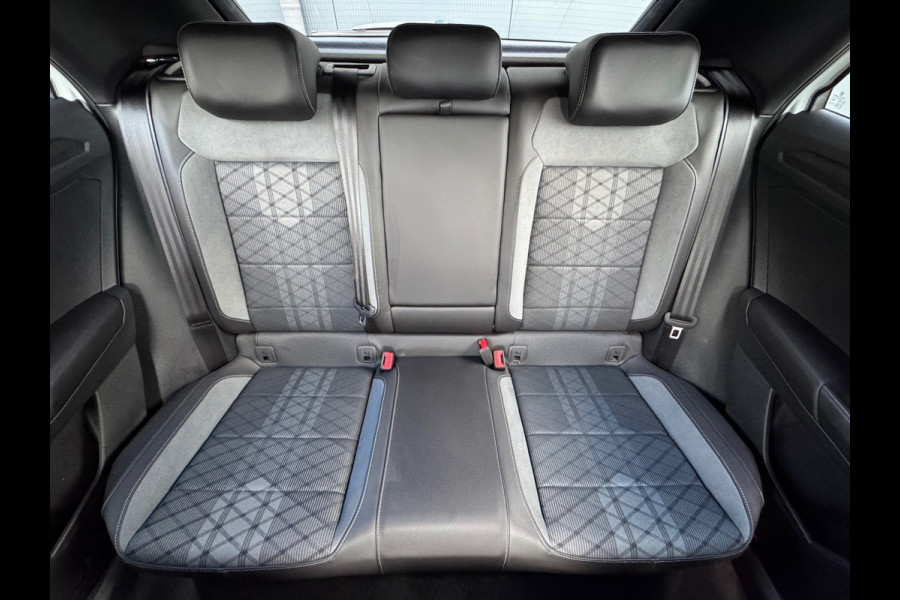 Volkswagen T-Roc 1.0 TSI R-Line * Blackstyle * Carplay * Climate Control * Parkeersensoren * Volkswagen T-Roc 1.0 TSI R-Line * Blackstyle * Carplay * Climate Control * Parkeersensoren *